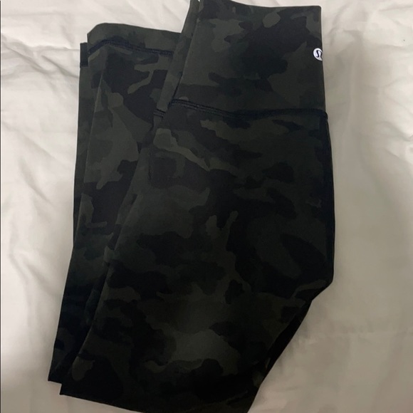 Lululemon size 2 Wunder Under crop - Picture 5 of 5